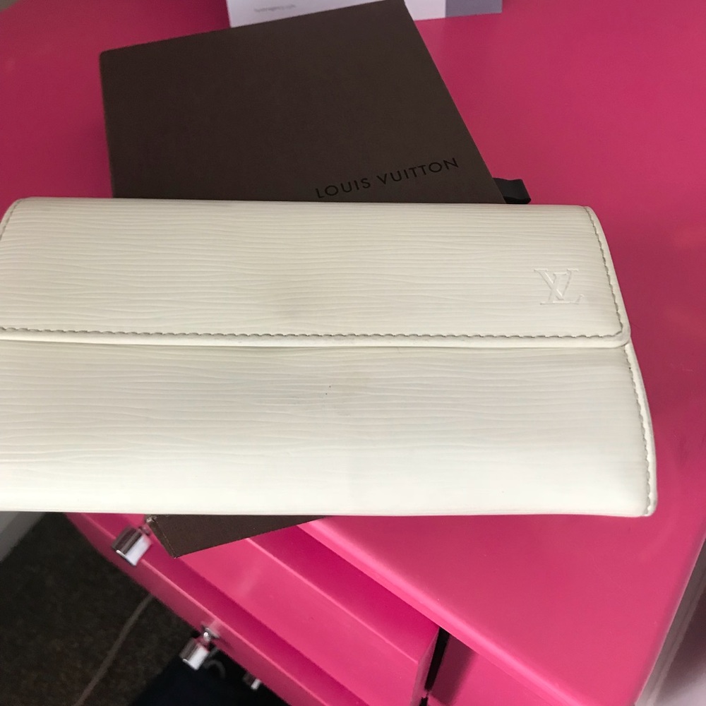 Authentic epi Sarah long wallet